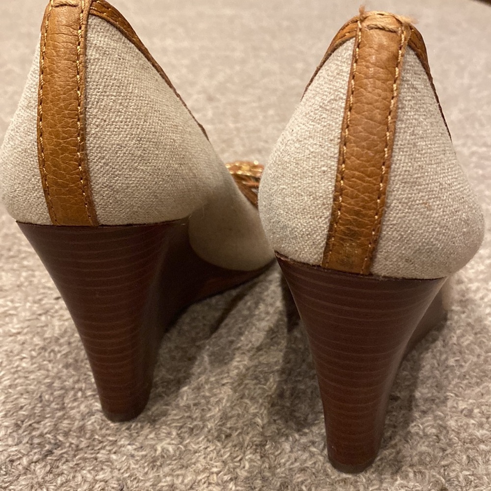 Tory Burch Offwhite/Brown open toe wedge sandal with 4 inch wooden heel. Sz. 8.5 - Picture 5 of 9